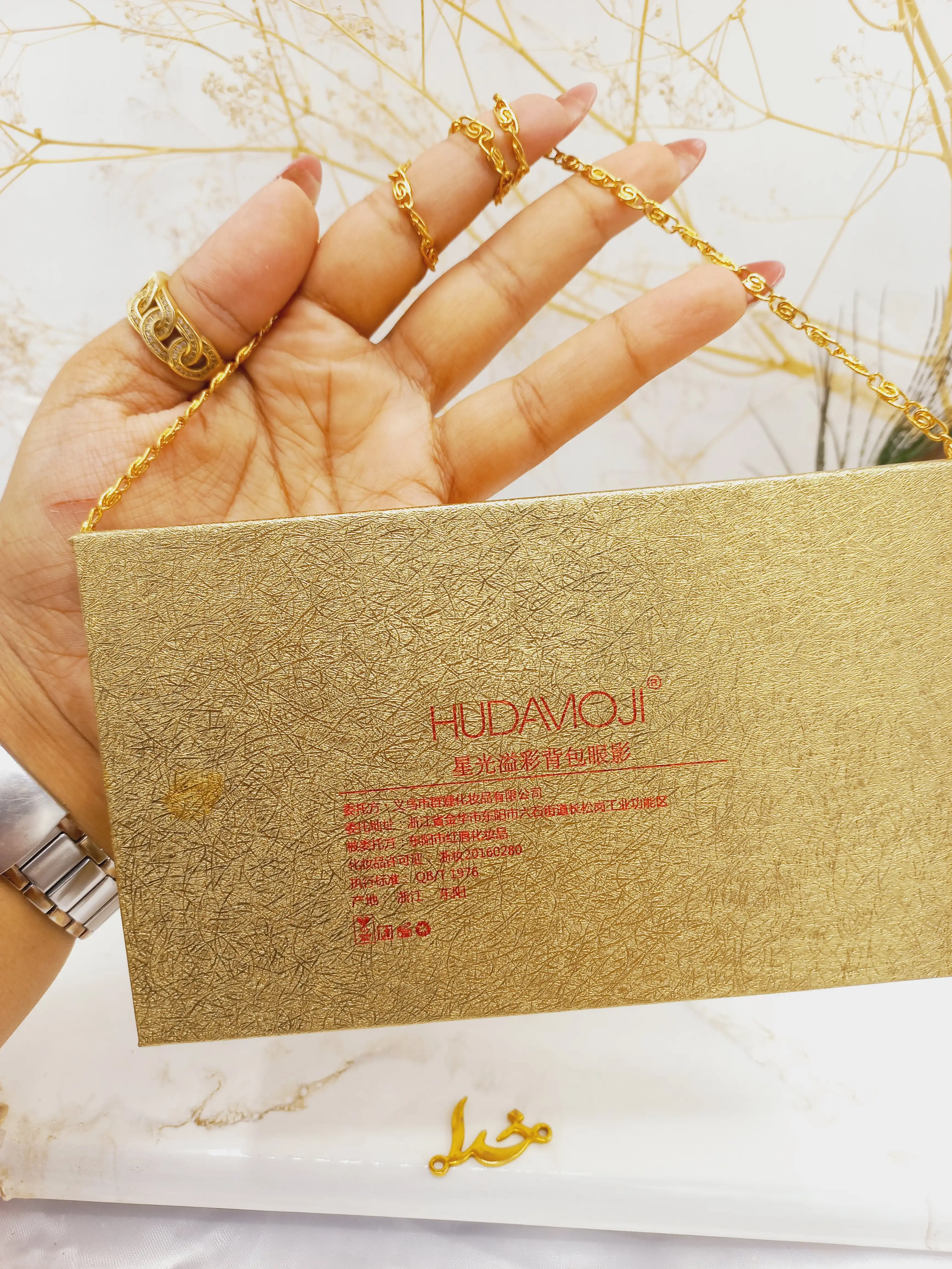 پالت سایه 15 رنگ هدا موجی HUDA MOJI طرح کیف زنجیره ای (طلایی) کد ES066