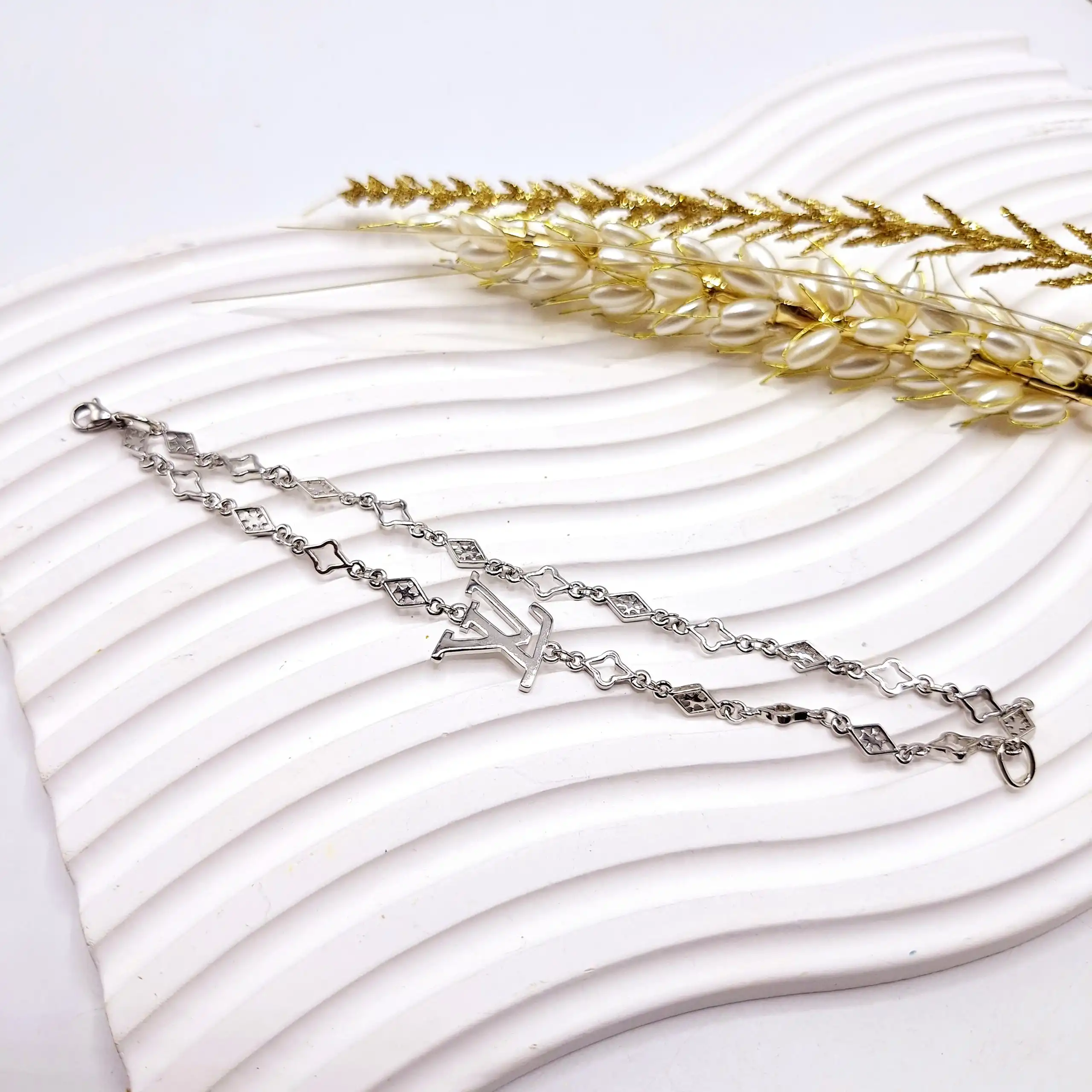 دستبند دو لاین حروف لویی ویتون نقره ای رنگ ثابت استیل