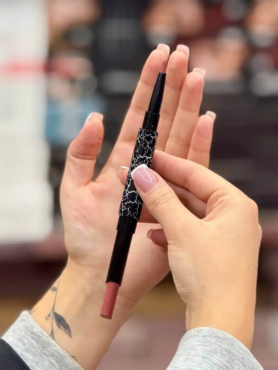 رژلب و خط لب دیفاینری دو سر پرطرفدار برند ویکتوریا VICTORIA کد 1447